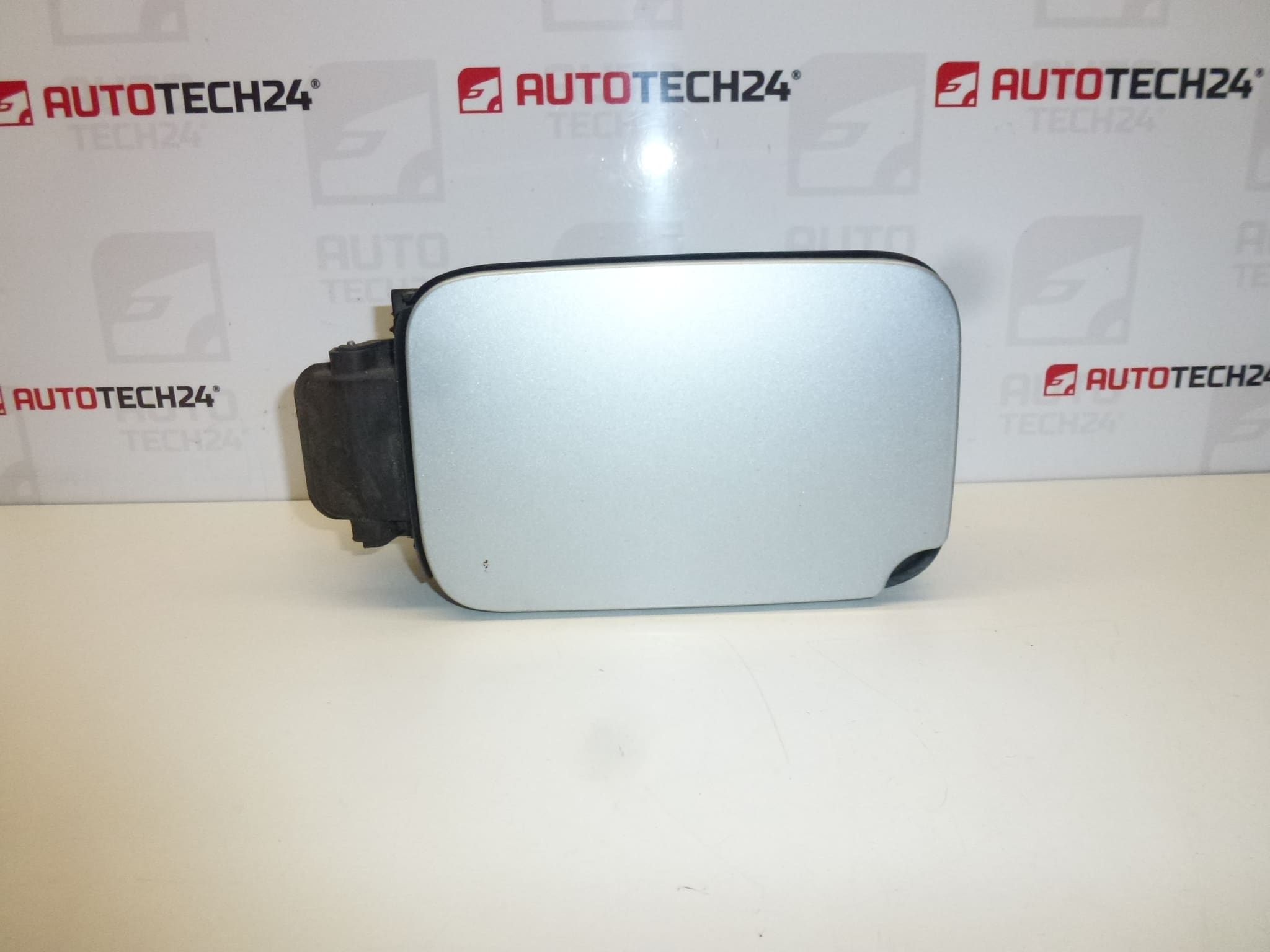 Капачка на резервоара сребриста Peugeot 807 Citroën C8 EZRC 1485207080 151790