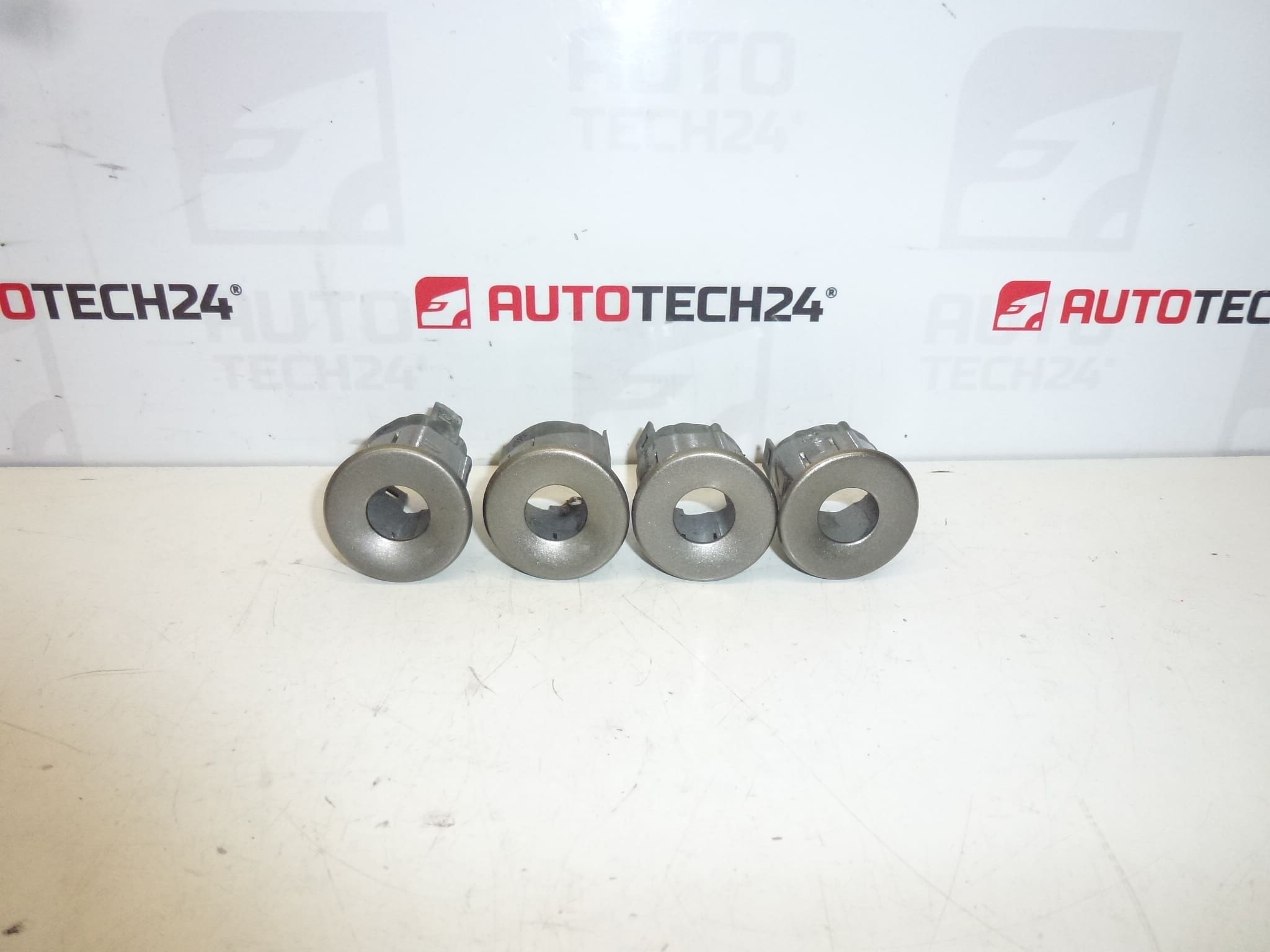 Комплект скоби за парктроник Peugeot 407 7414FW