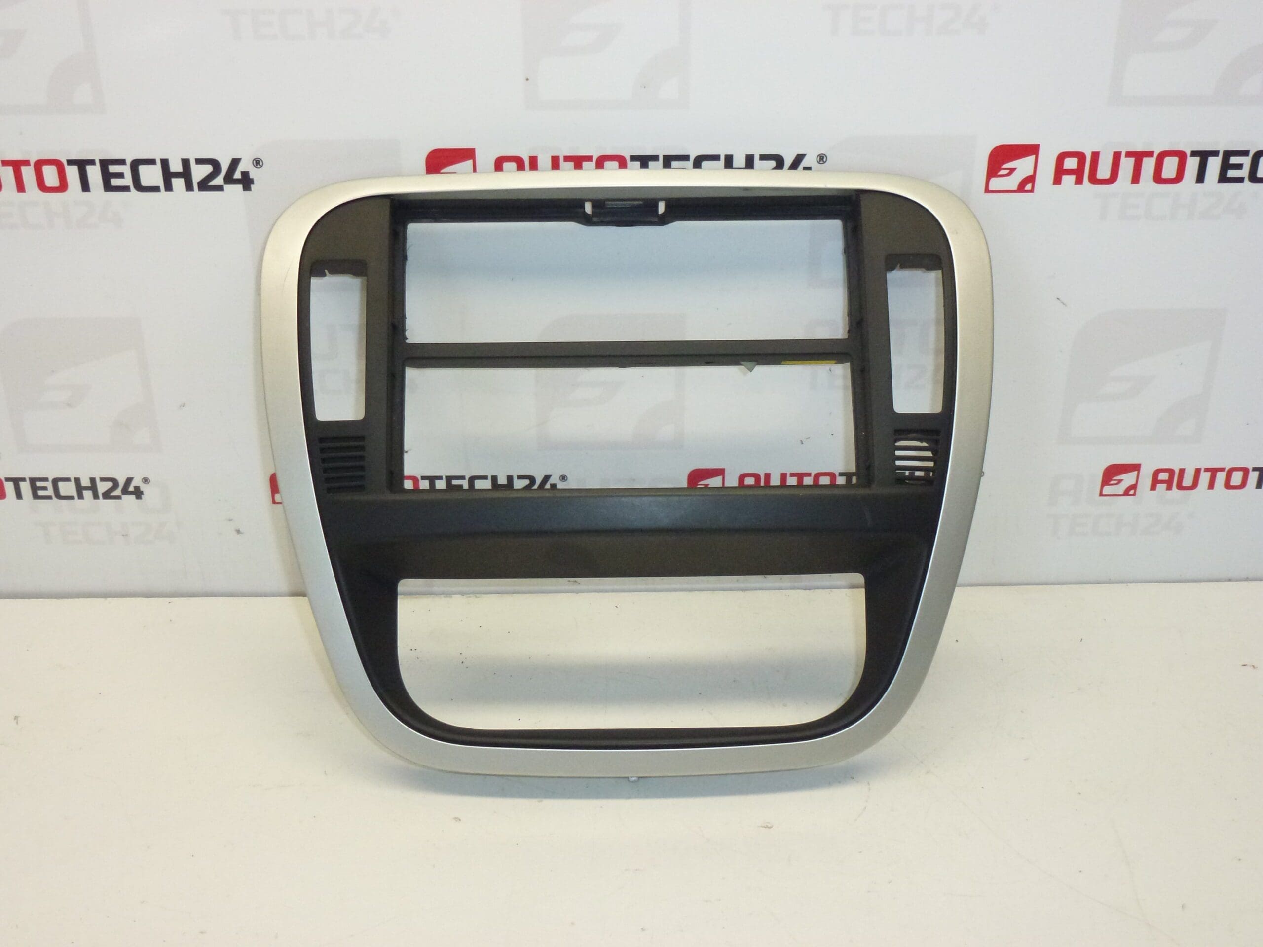 Панел за радио Citroën C2 и C3 9653074277 8211TH