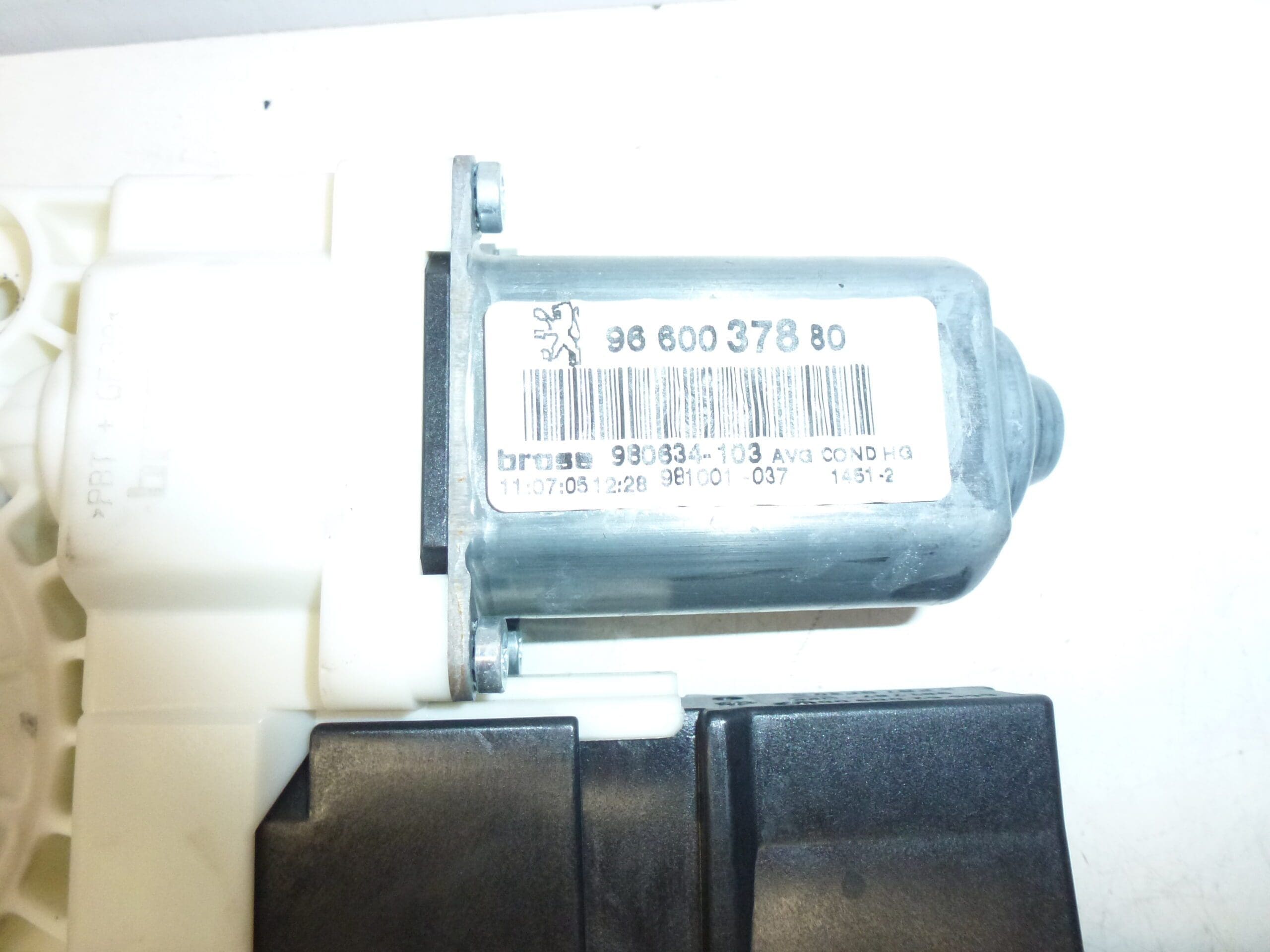 Мотор за ляв прозорец Peugeot 307 CC 9660037880 9221CN - Image 2