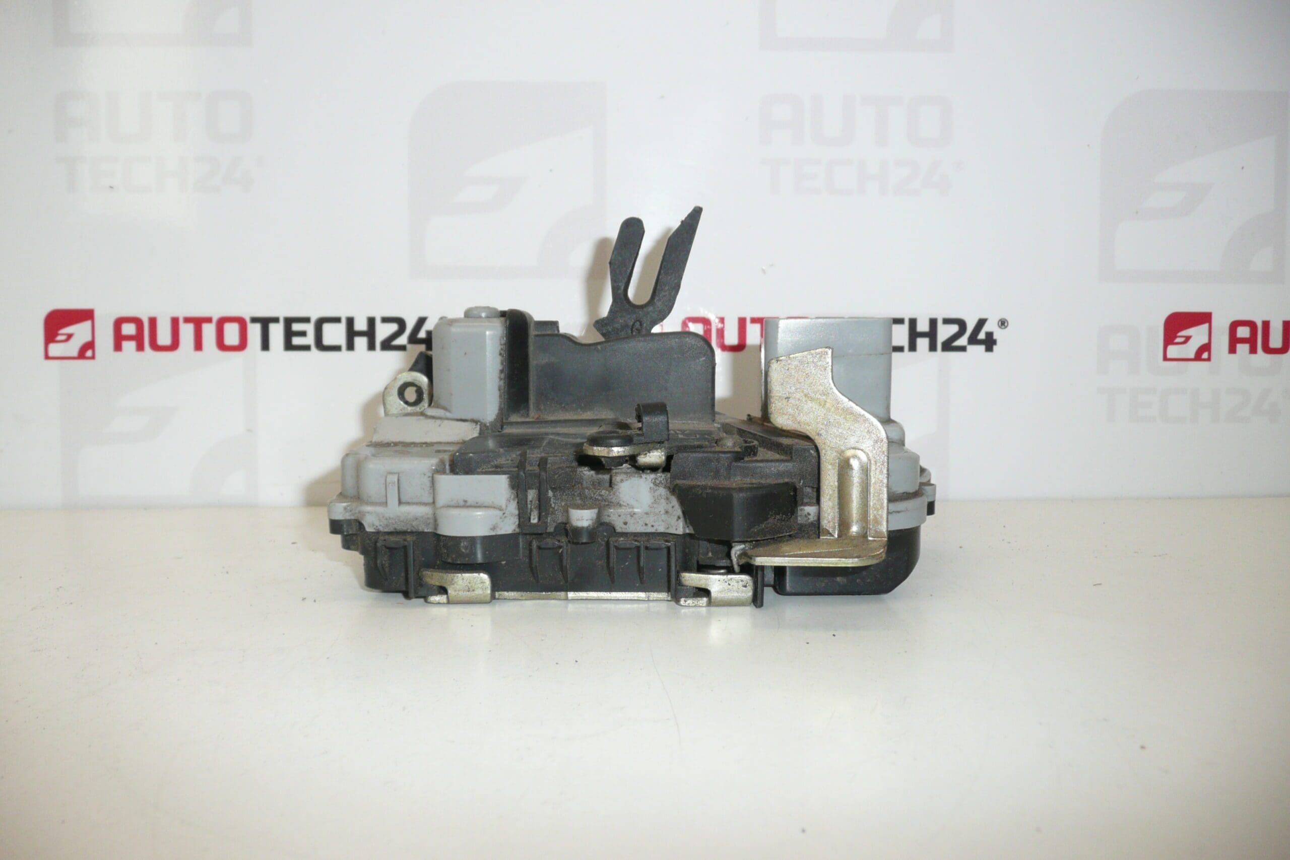 Брава на лявата предна врата на водача Citroën Xsara 9135H4 - Image 2