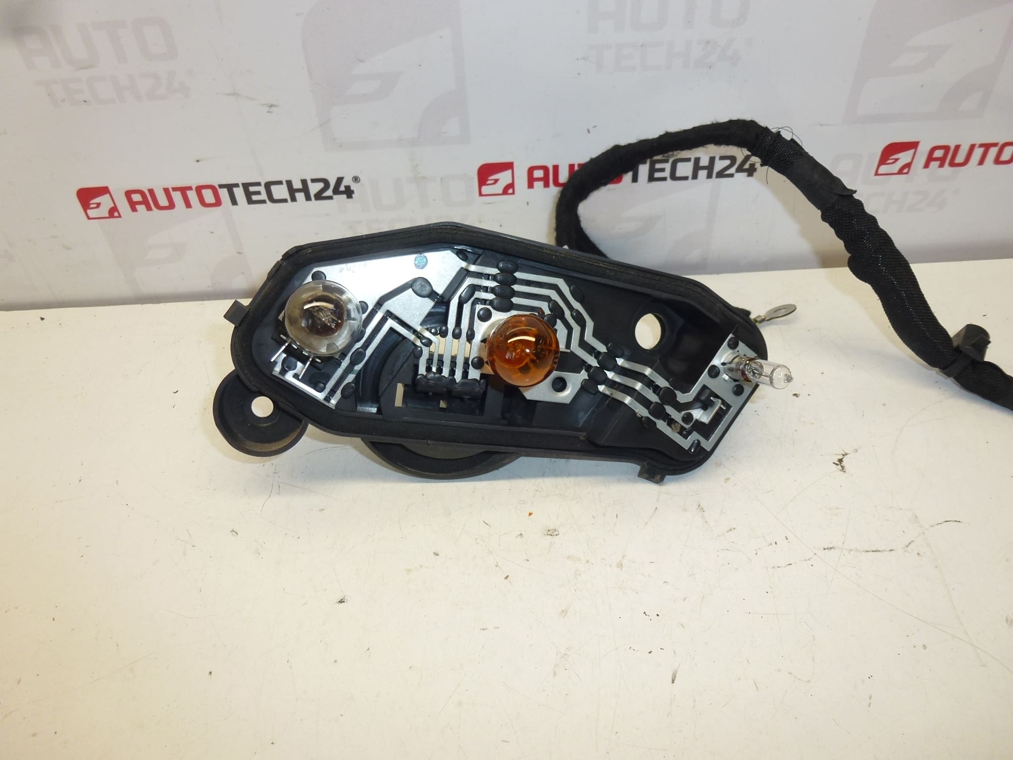 Букса за заден десен фар външен Citroën C5 X7 седан 6350EW