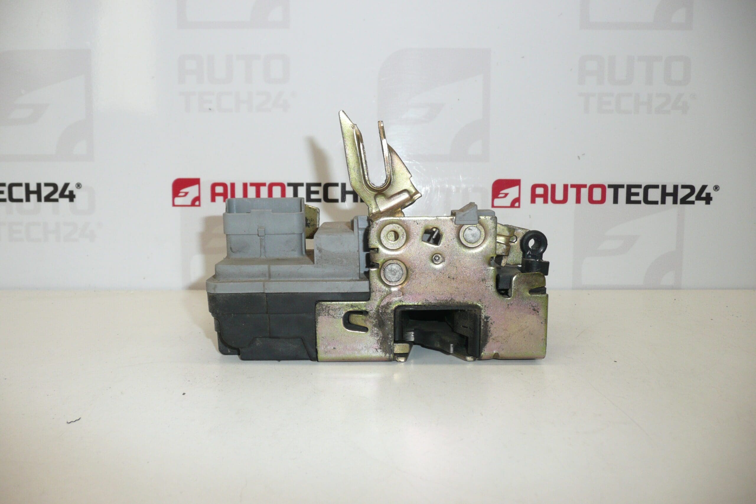 Брава предна лява врата Citroën Xsara 9135H4