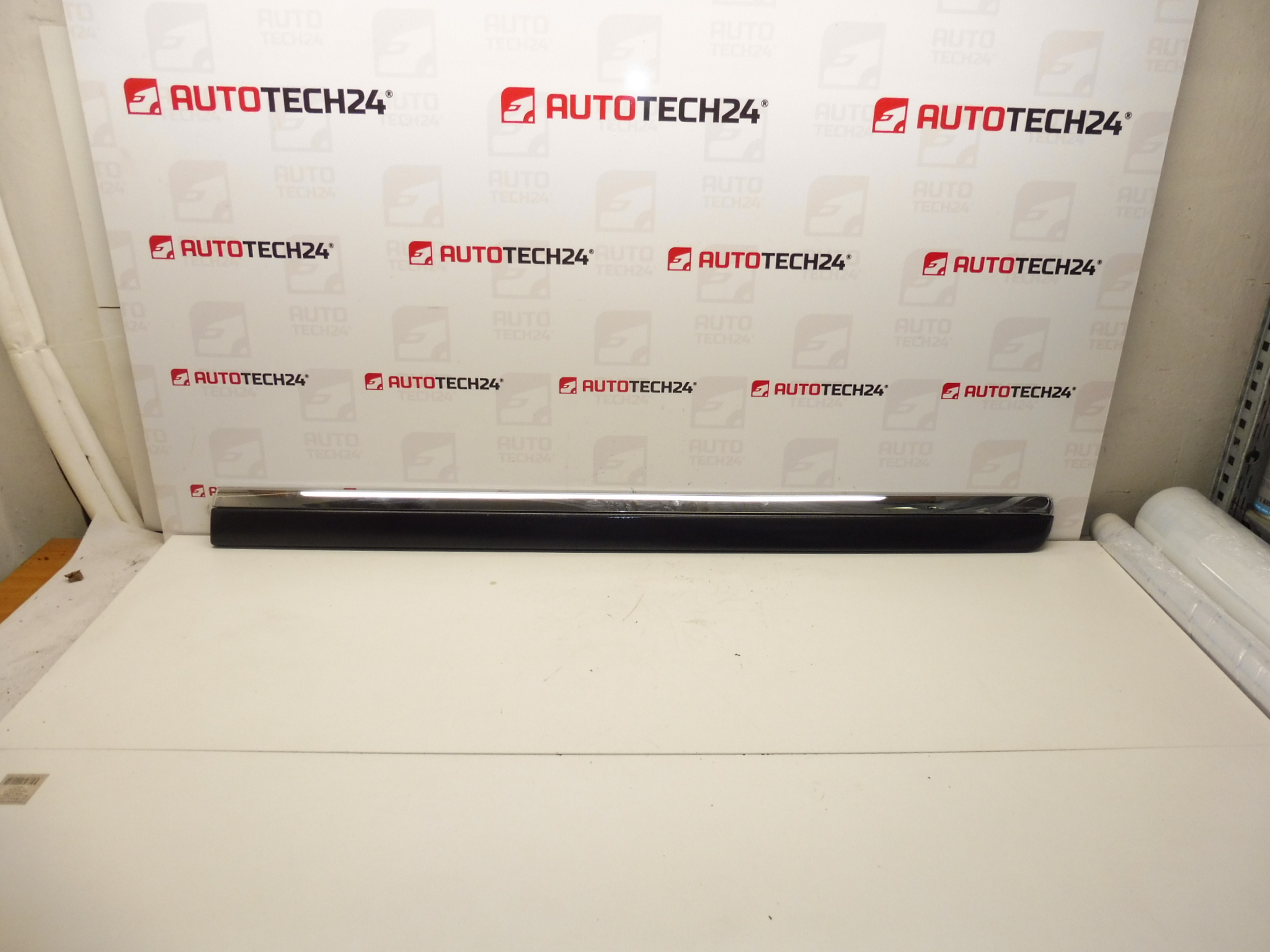 Лайсна задна лява врата Citroen C8 Peugeot 807 EYJ 1401029977 8546W2