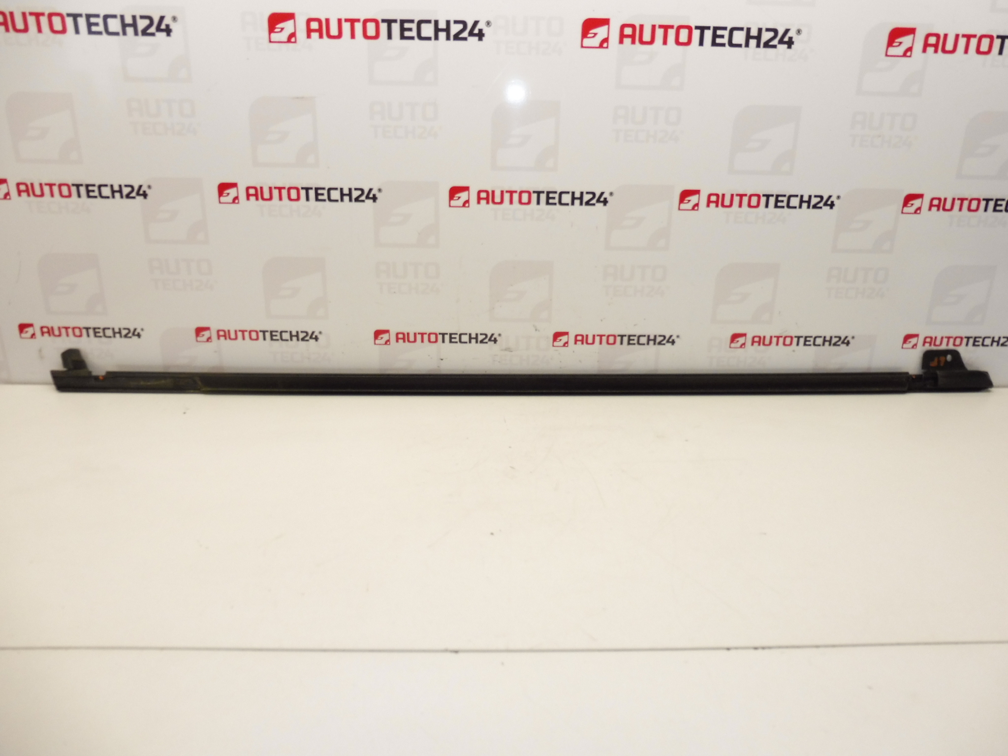 ХРОМИРАНА лайсна за предна лява врата Citroen C4 Picasso 9334P7