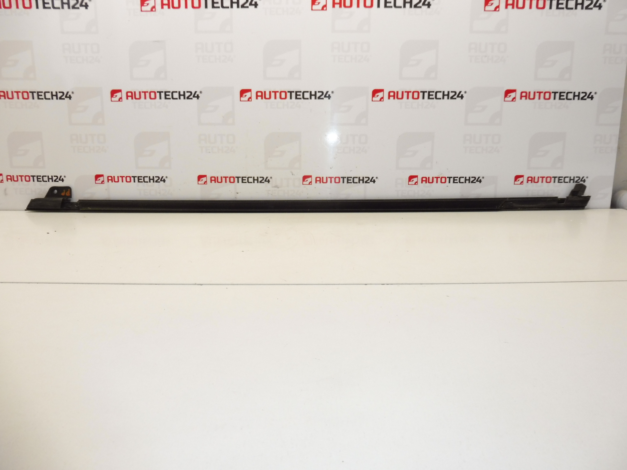 ХРОМИРАНА лайсна за предна дясна врата Citroen C4 Picasso 9334P8