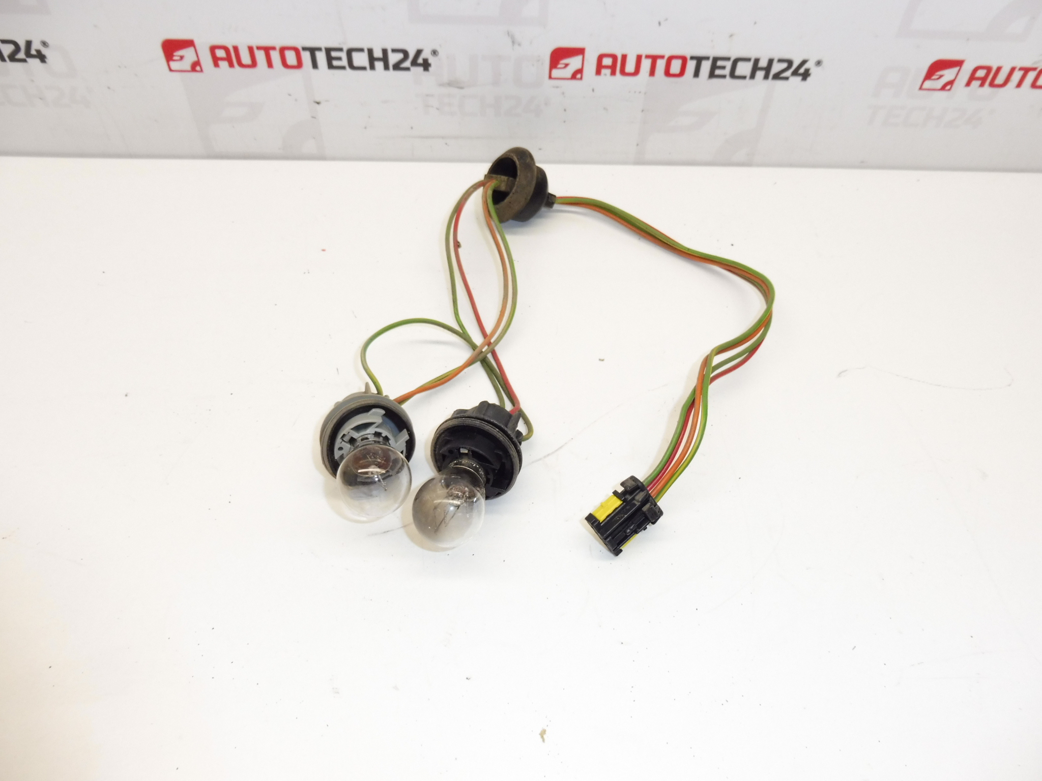 Peugeot 607 6534GS гнездо за гнездо за задни светлини за калник