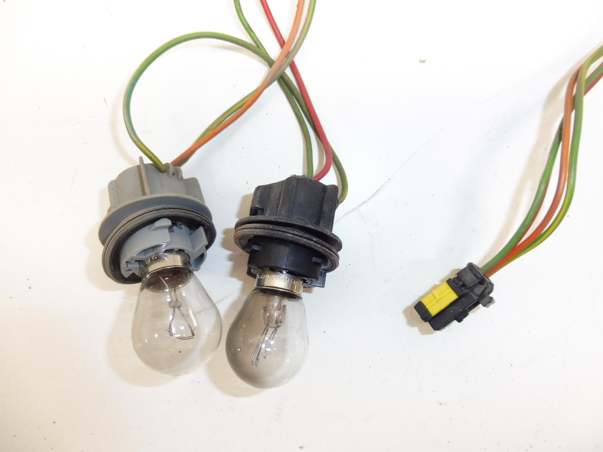 Peugeot 607 6534GS гнездо за гнездо за задни светлини за калник