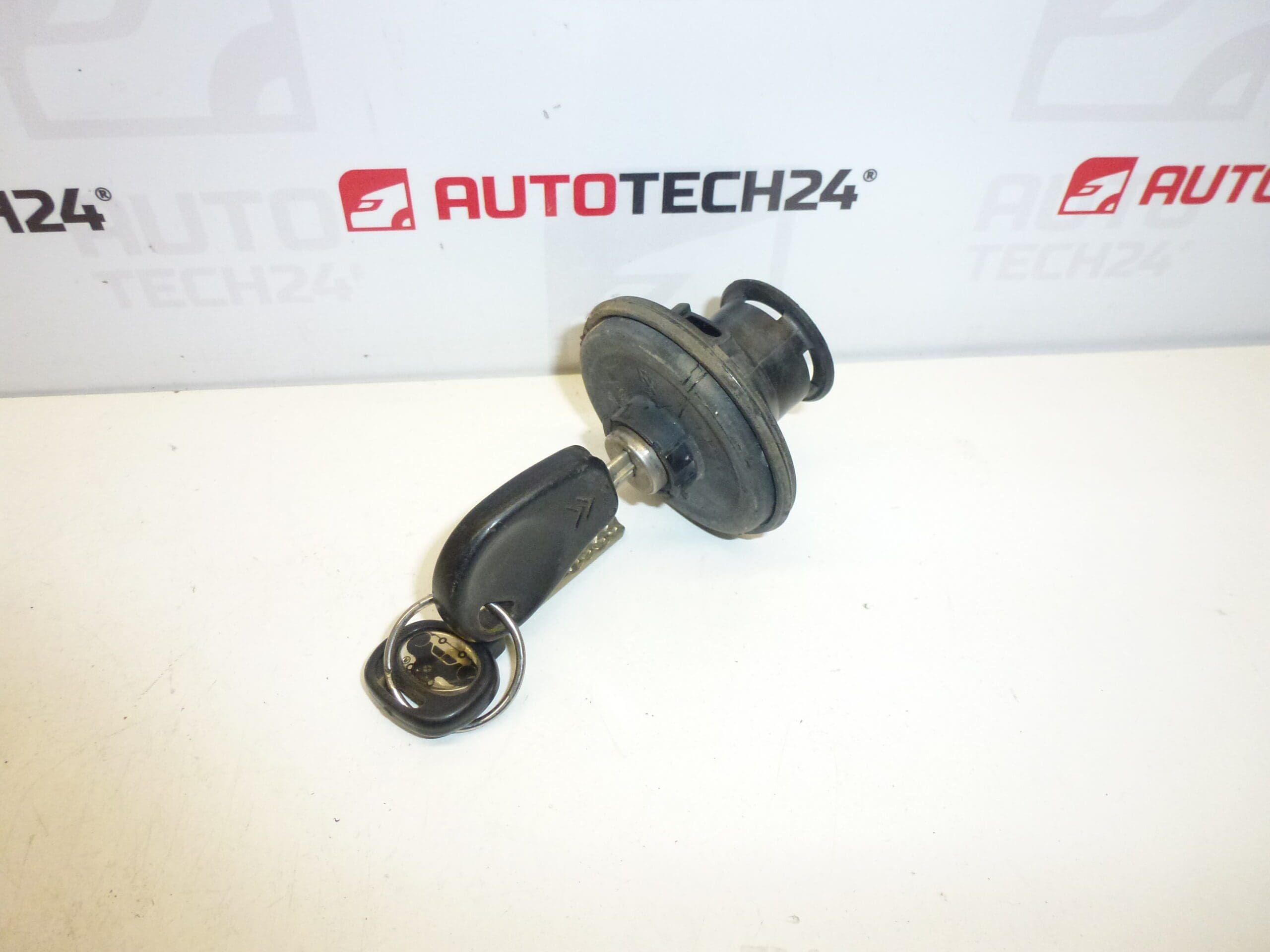 Заключване на капачката на резервоара Citroën Berlingo I II Peugeot Partner I II 1508J5