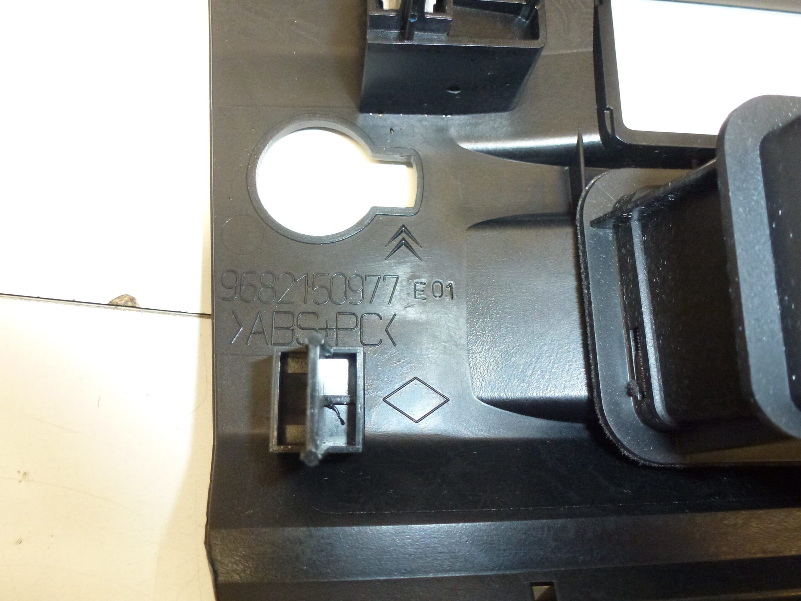 Централна рамка Citroën C4 9682150977 8212YA