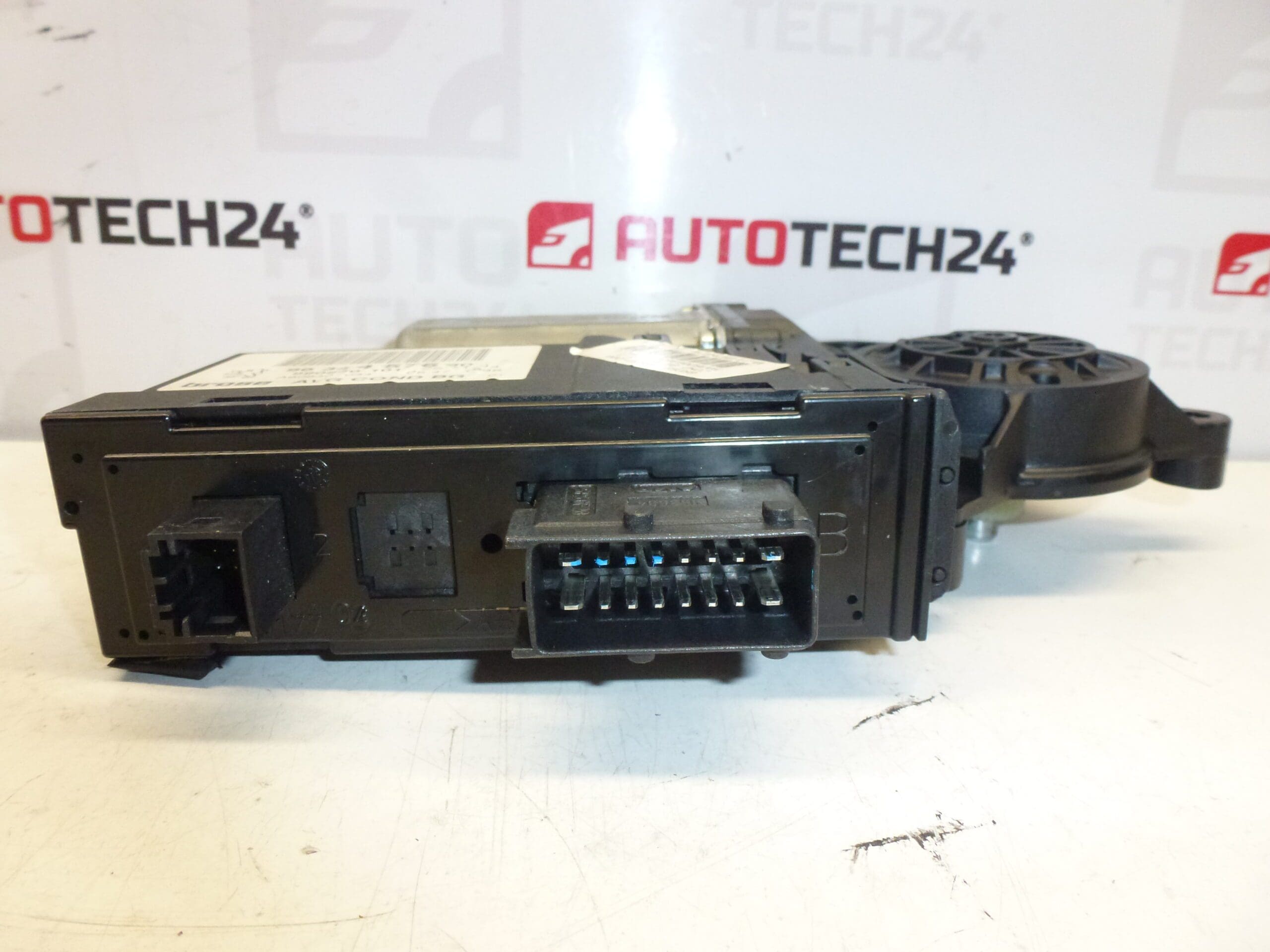 Peugeot 307 Моторче за навиване на преден ляв прозорец 9634457580 9221N5