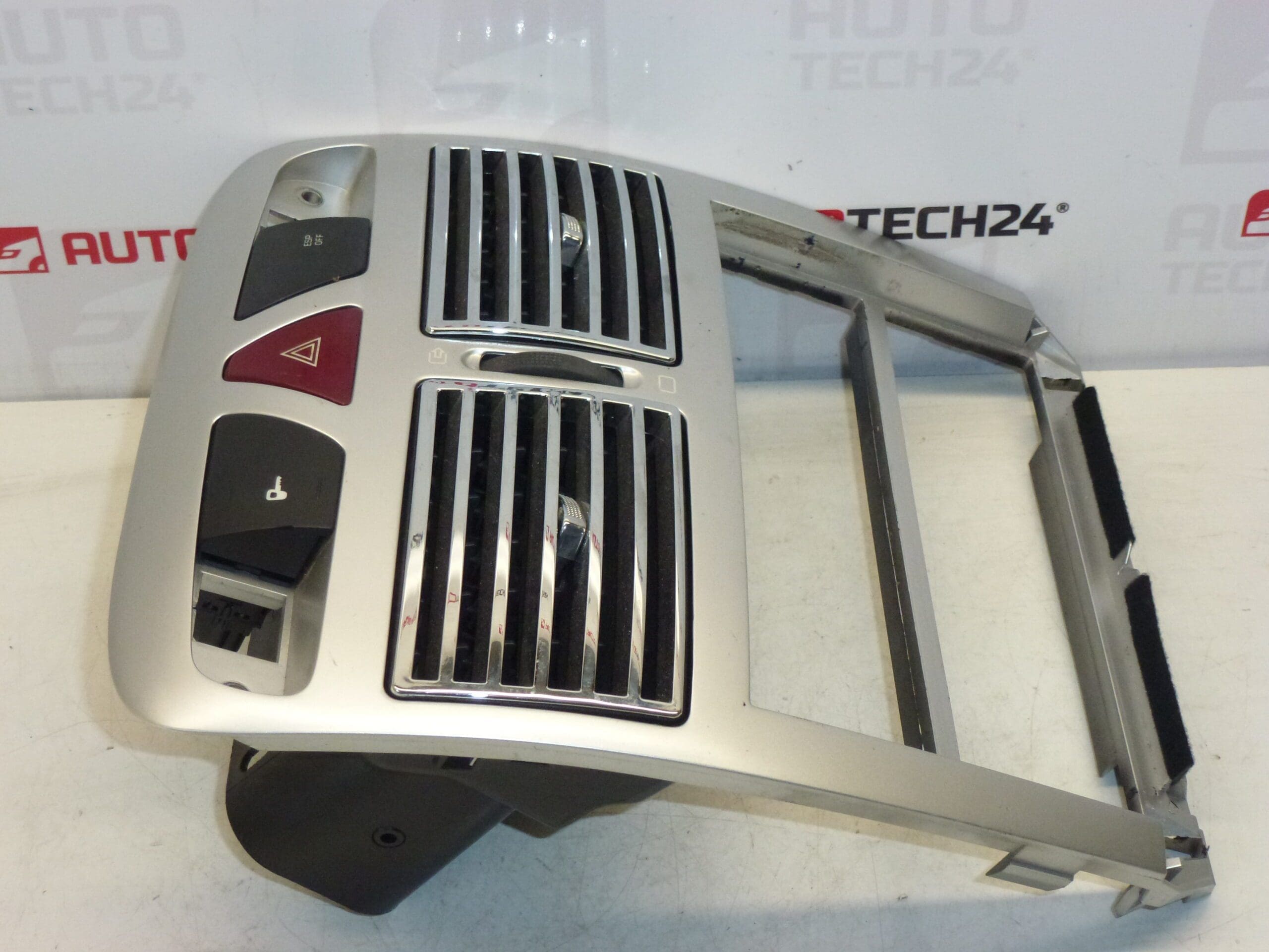 Панел за радио с вентилатори Peugeot 307 9634505077 8211CZ