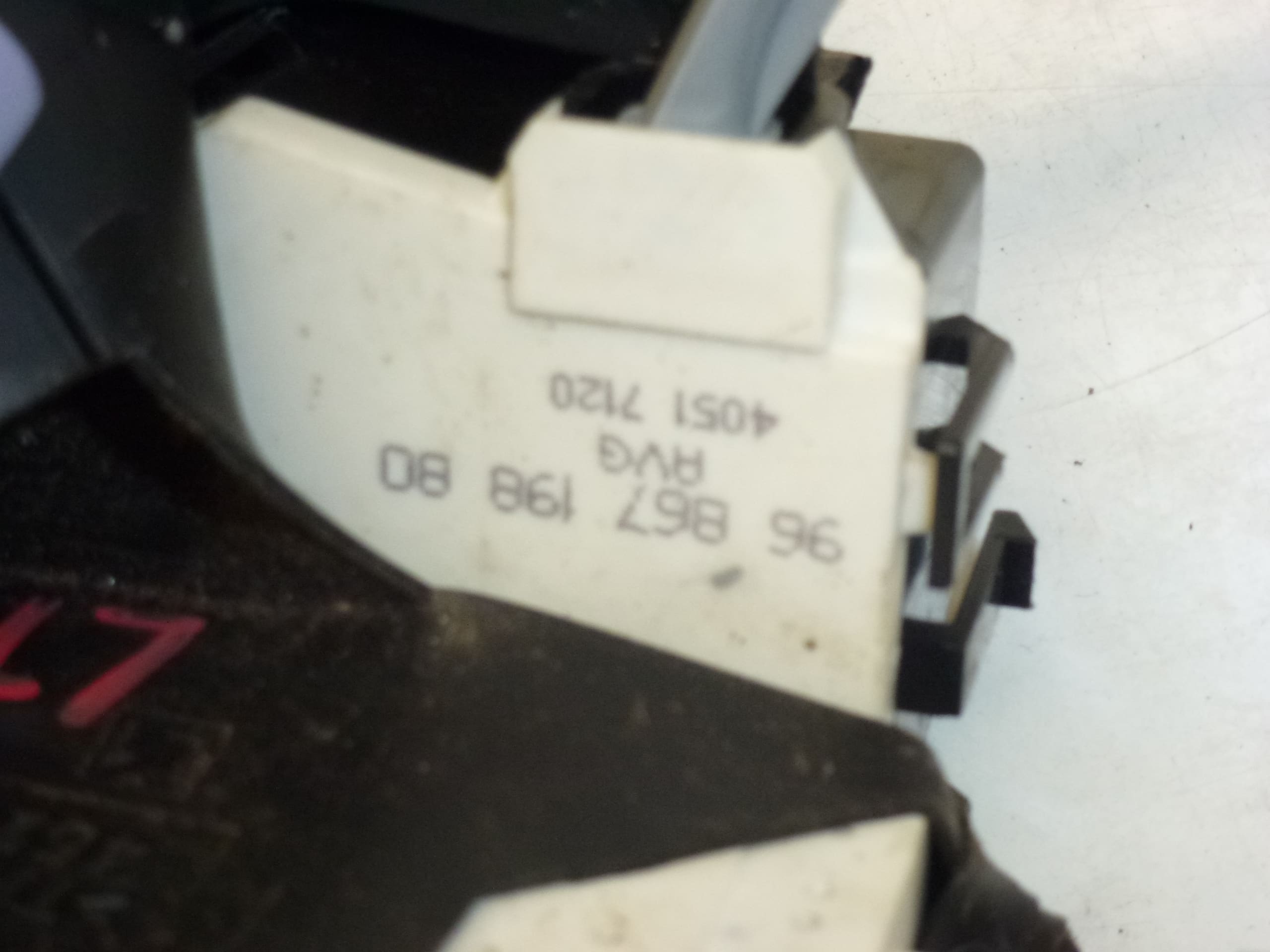 Брава предна лява врата Citroën C4 9686719880 9135FA