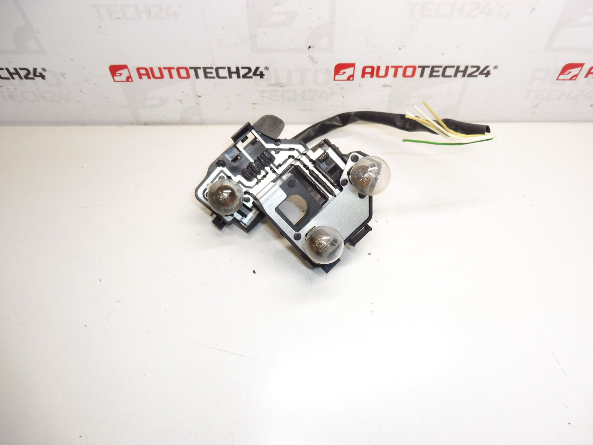 Фасунга задна дясна с окабеляване Peugeot 206 CC 6351S1