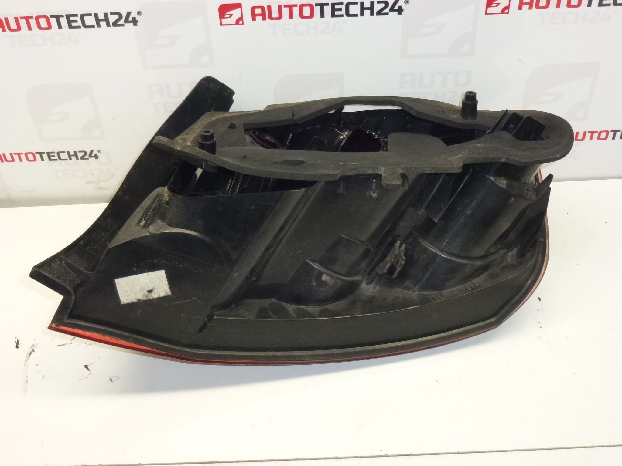 Фар заден ляв Пежо 407 седан 6350GC