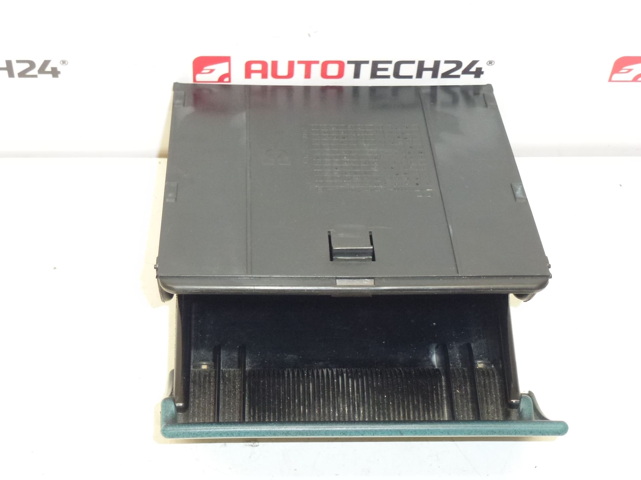 Пепелник за табло Citroën Berlingo I и Peugeot Partner I 8230Q9