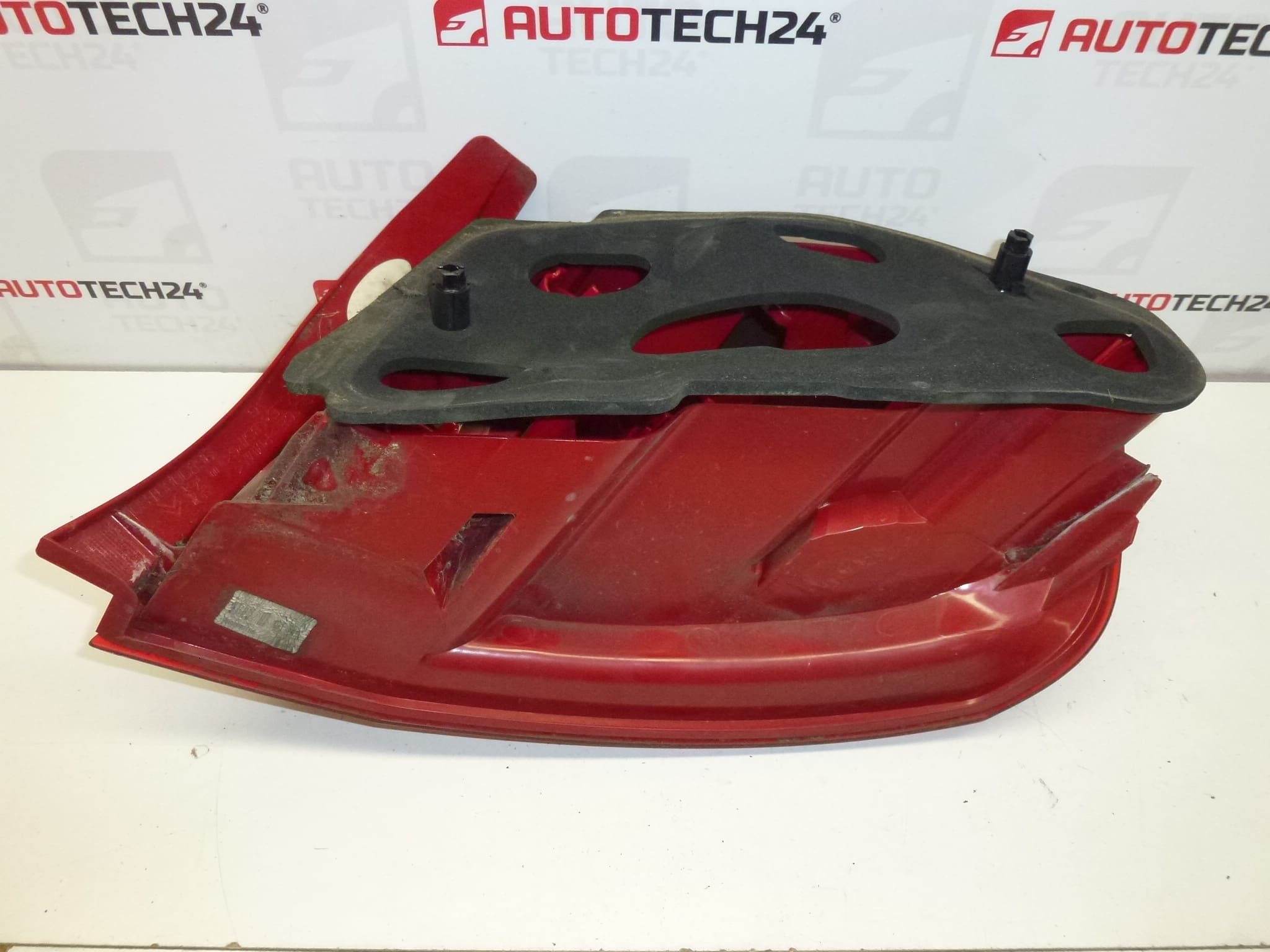 Фар заден ляв Пежо 407 седан 6350к.с