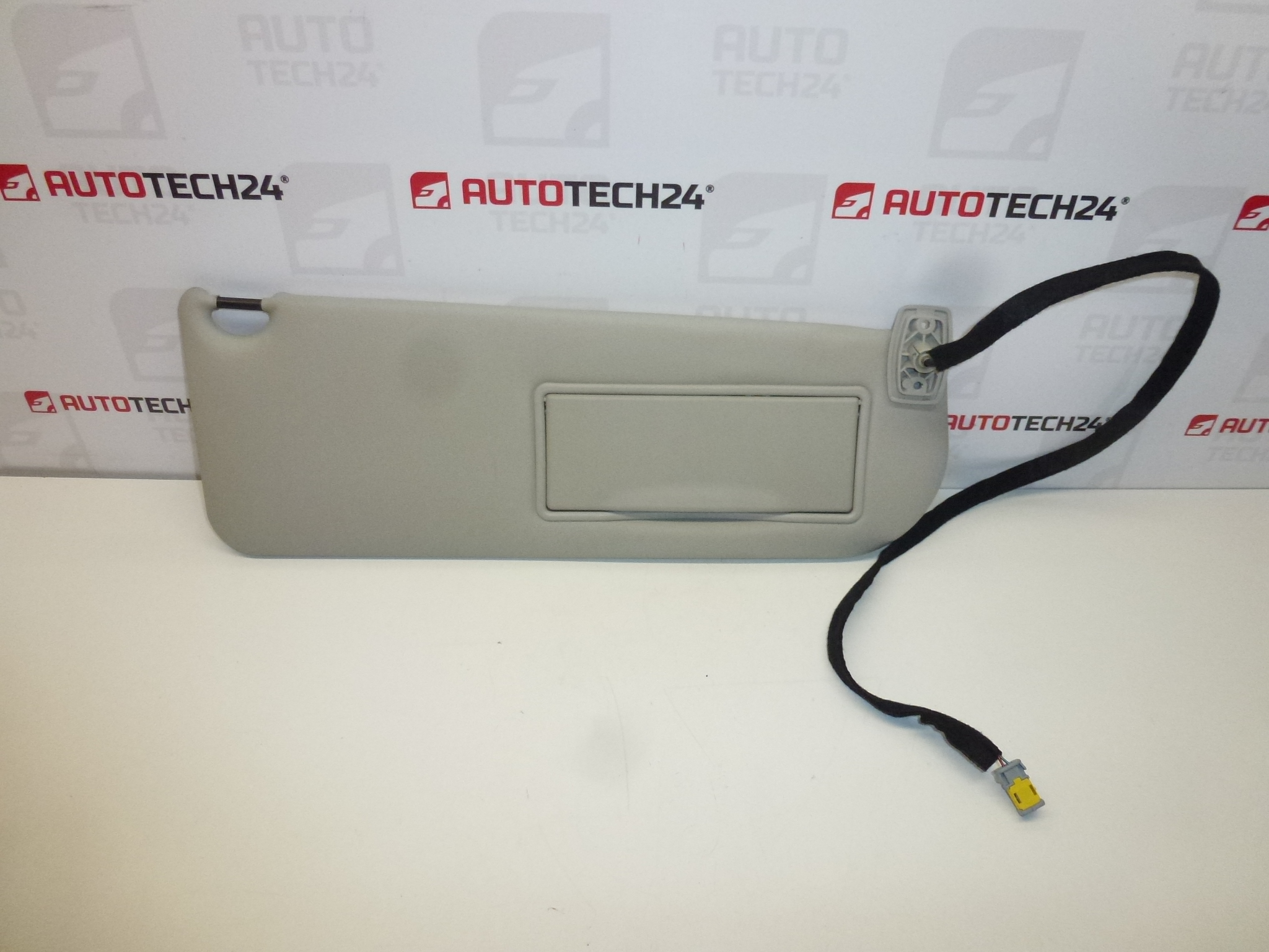 Сенник Citroën C8 Peugeot 807, осветление - дясно 8143GN