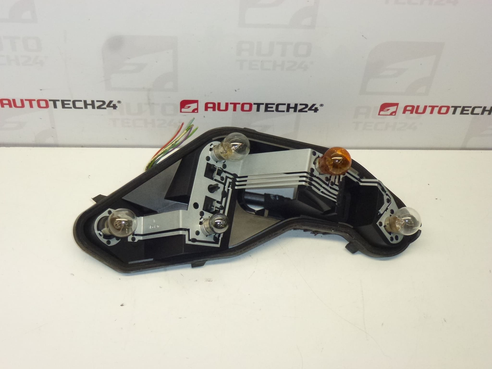 Задна дясна фасунга за крушка + кабел Peugeot 207 6351Y7