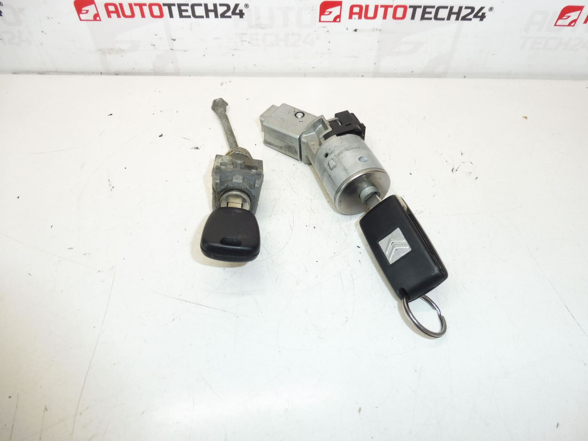 Комплект брави и 2 клавиша Citroën Peugeot 4162kf 4162KC