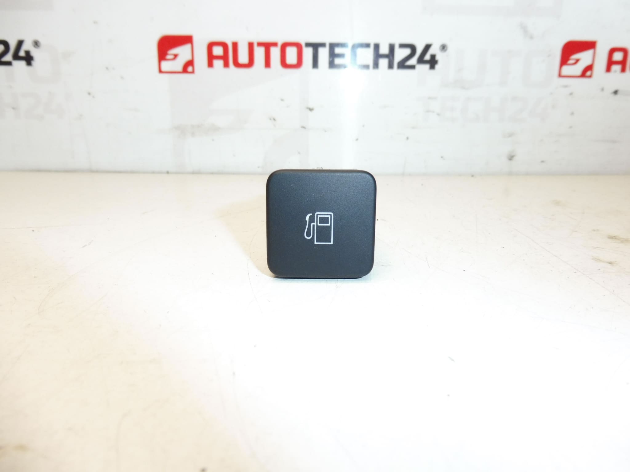 Отваряне на Citroën DS 9664235DU резервоар за гориво