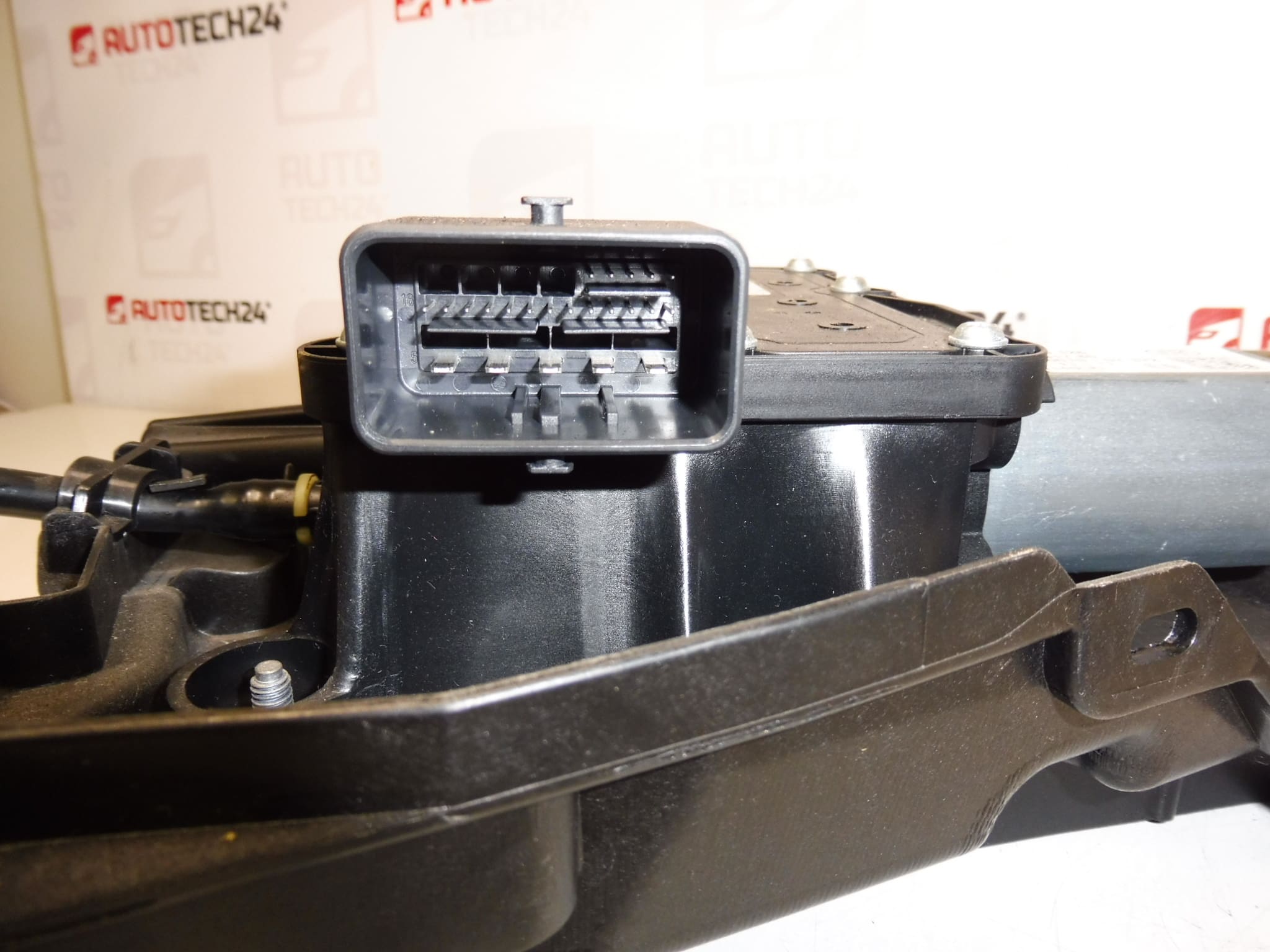 Електронна ръчна спирачка Peugeot 3008 I 0204280099 9684898480 470209 - Image 2