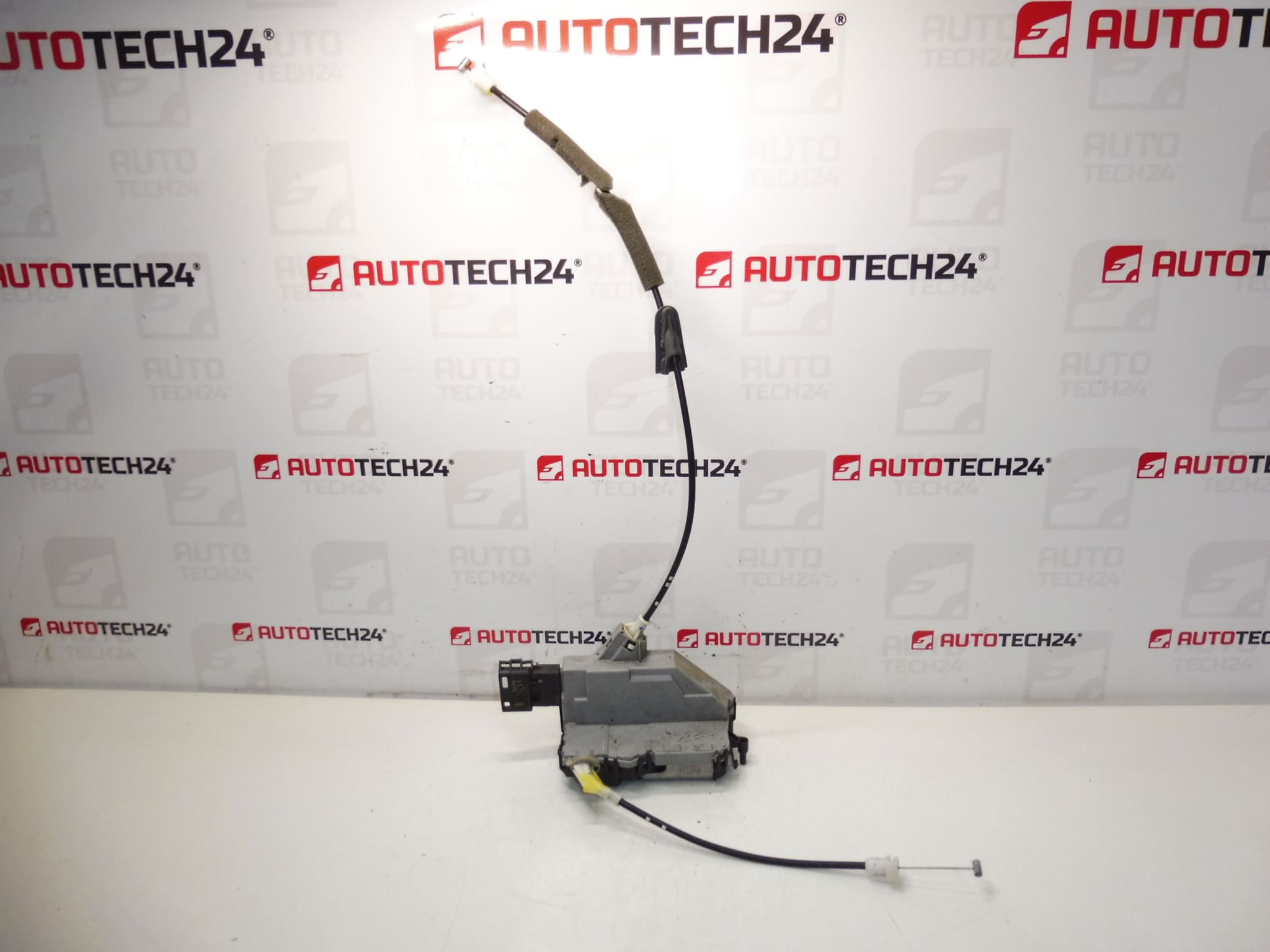 Брава задна лява пасажерска врата Peugeot 3008 5008 9800623780 9137T8