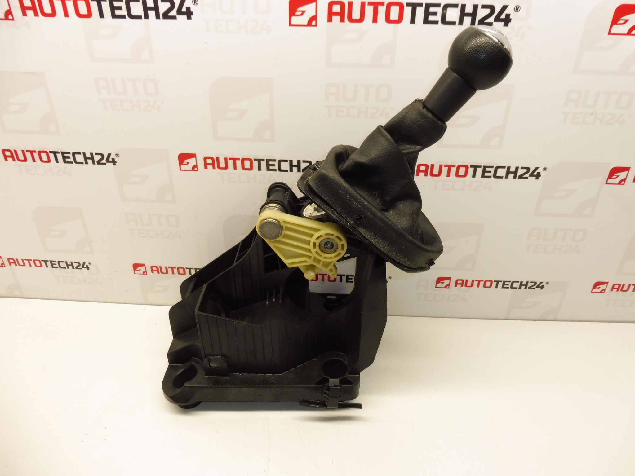 Пежо 308 скоростен лост 9672042980 2400KK