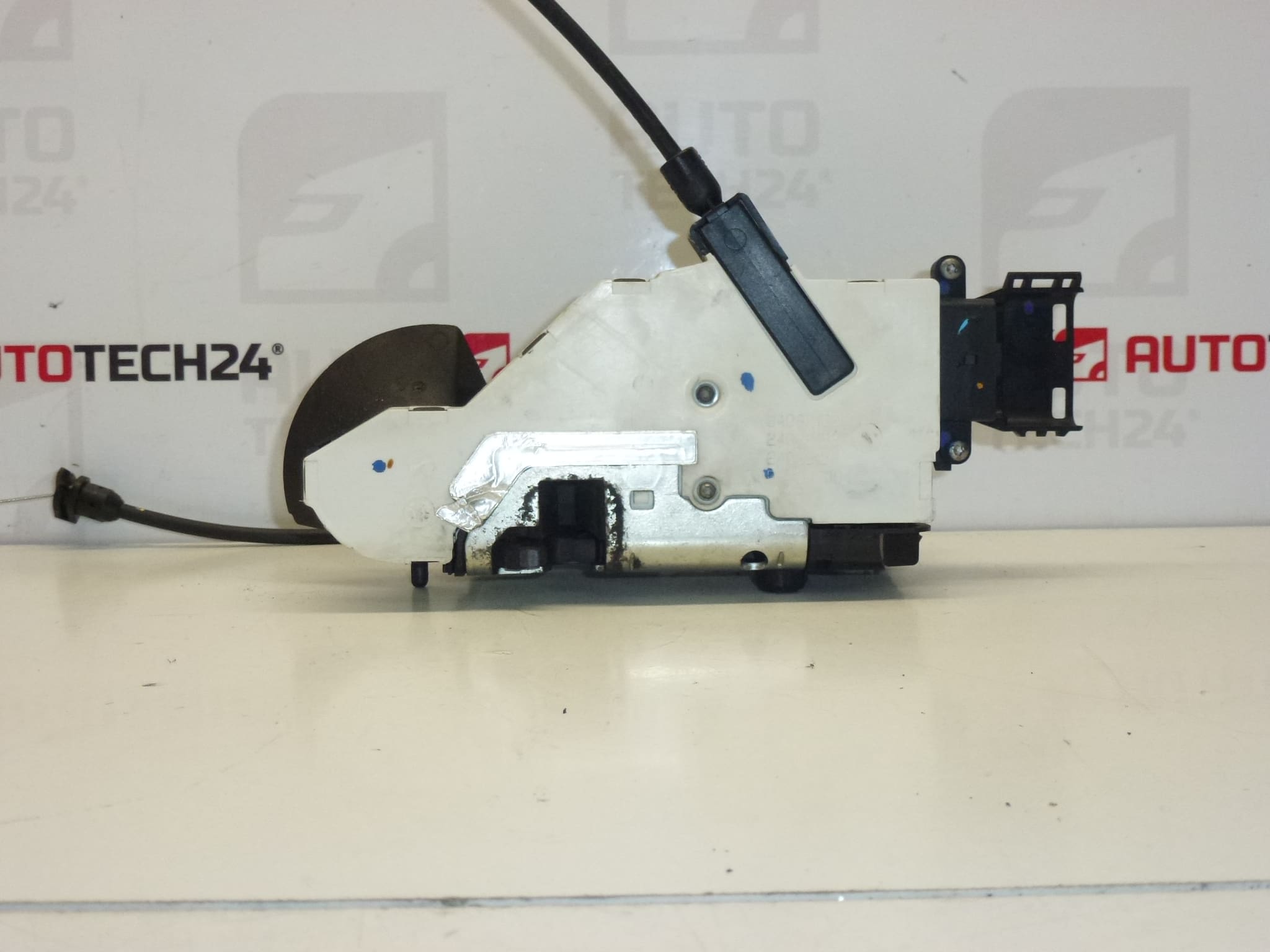 Брава предна лява врата Peugeot 207 24087158 9135V9 - Image 2