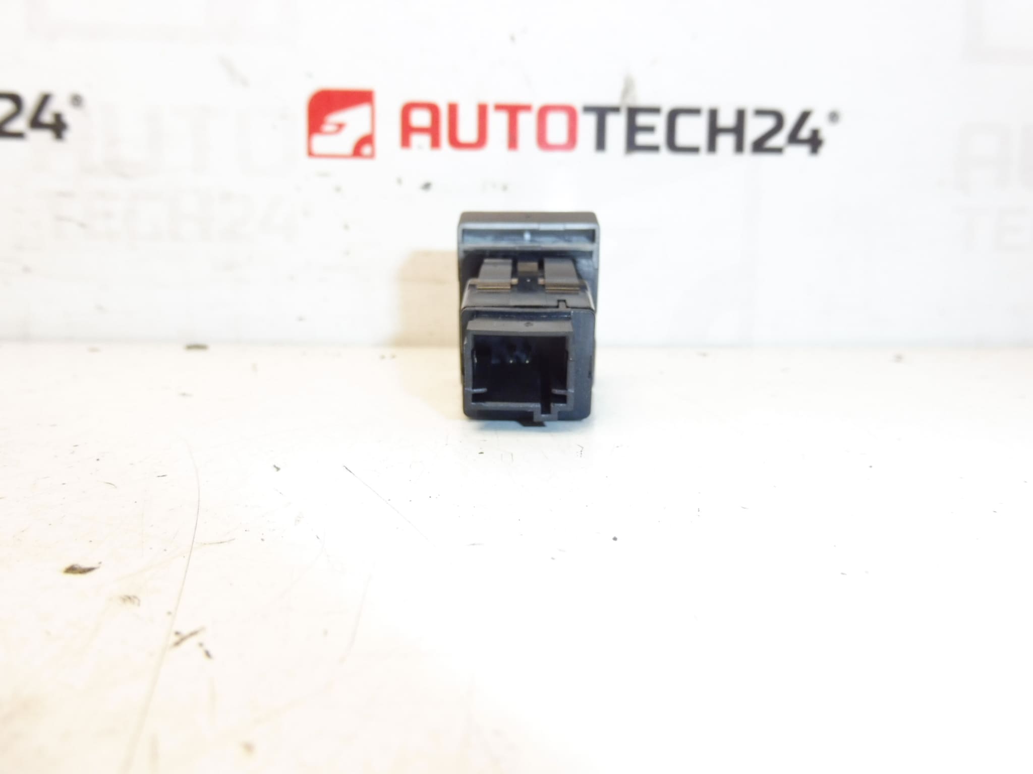 Контролер за централно заключване Peugeot 3008 5008 96652390ZD 6490Z3 - Image 2