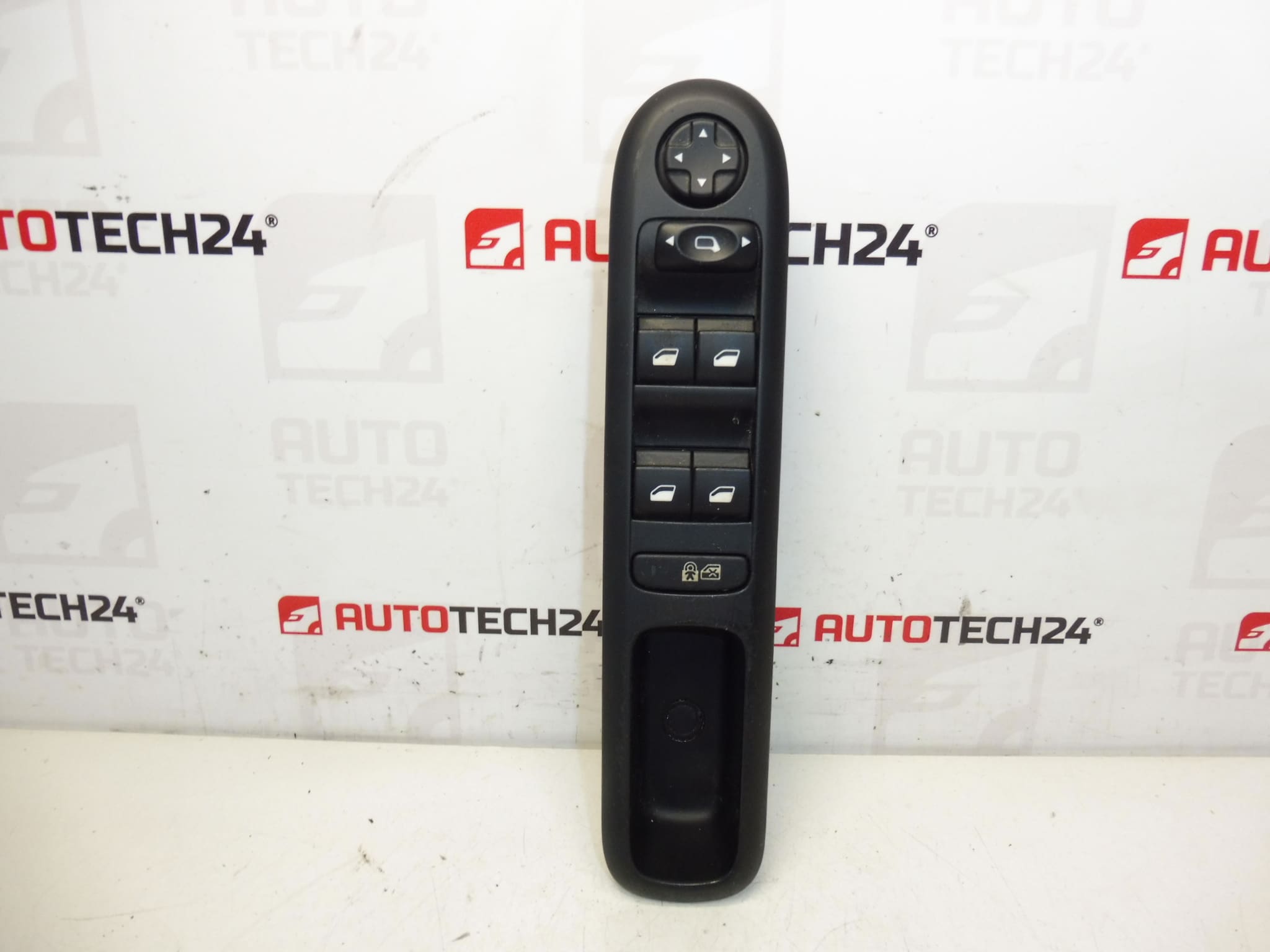 Управление на стъкла и огледала Peugeot 3008 5008 96650620ZD 6490X5