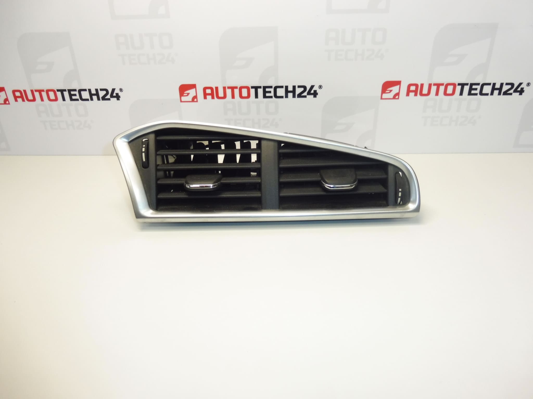 Citroen C4 II B7 и DS4 Централна въздушна решетка 9676609977 8247EC