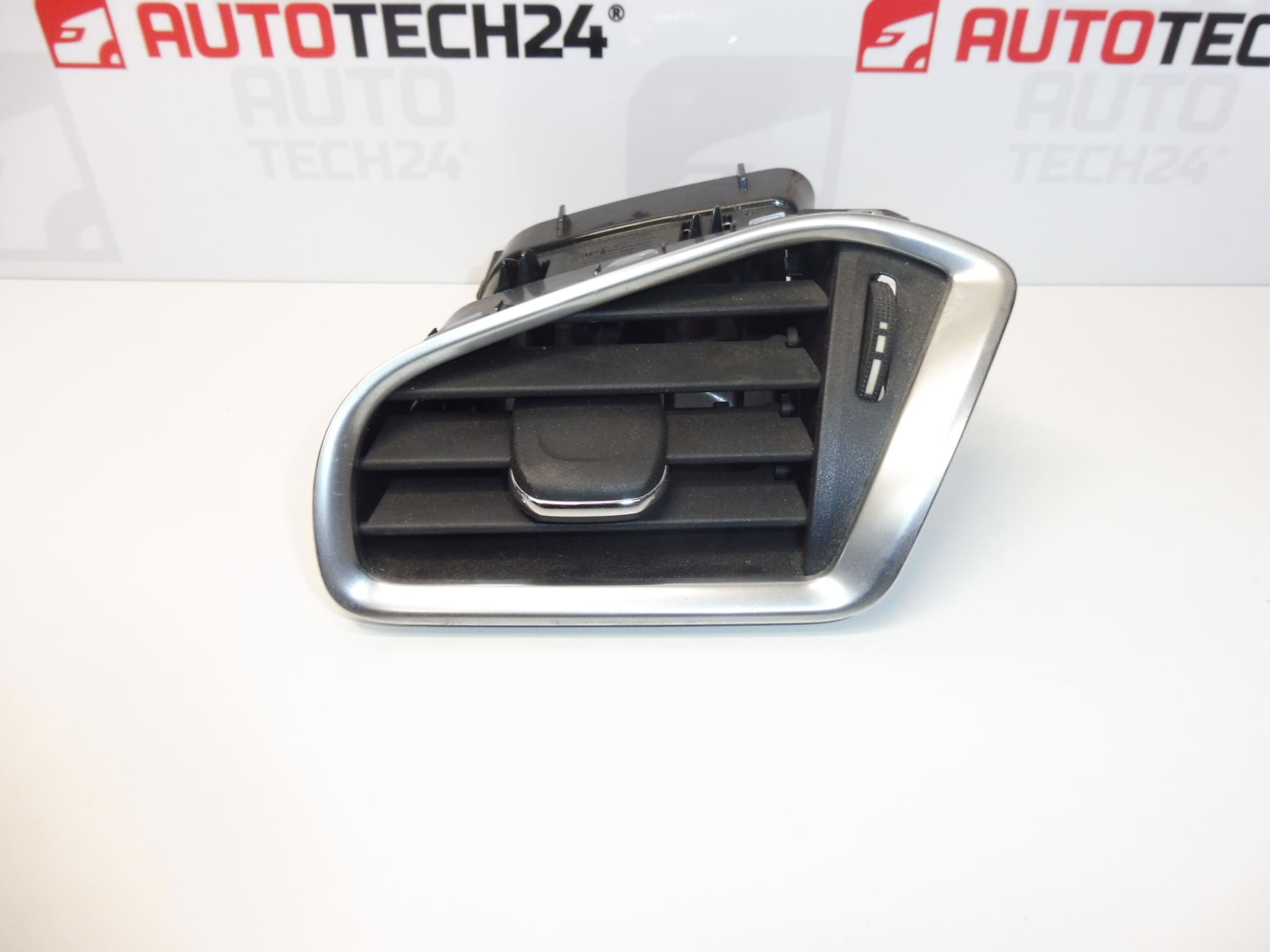 Лява вентилационна решетка Citroen C4 II B7 и DS4 9671332377 8247S2