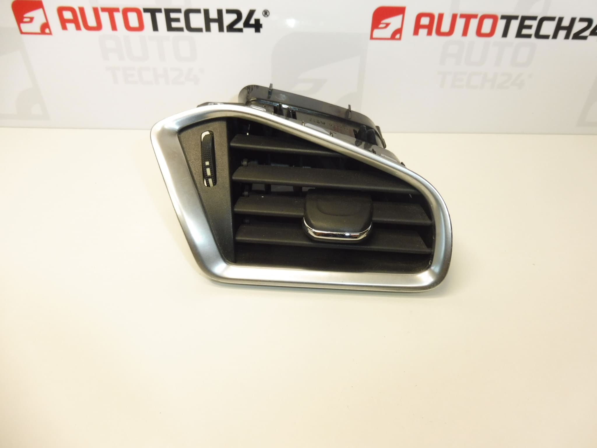 Решетка дясна Citroen C4 II B7 и DS4 9671332277 8247S1