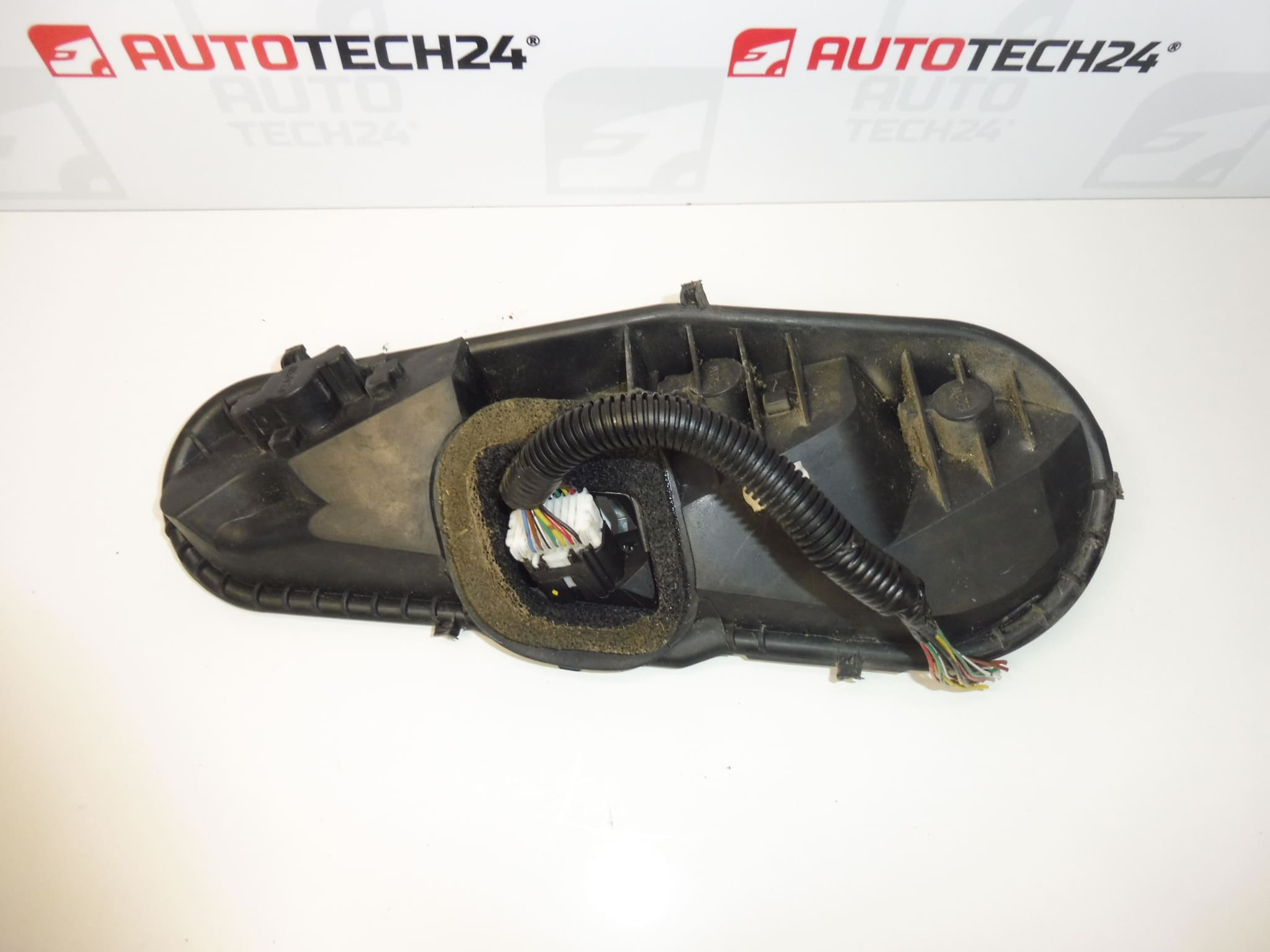 Фасунга за крушки на лявата задна светлина Citroën C1 Peugeot 107 1607990980 - Image 2